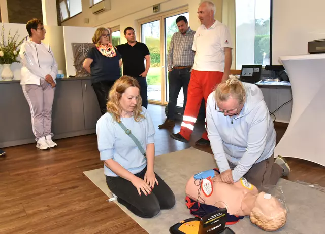 Schulungsteilnehmer üben unter Anleitung das richtige Verhalten. | Foto: Herbert Schleich