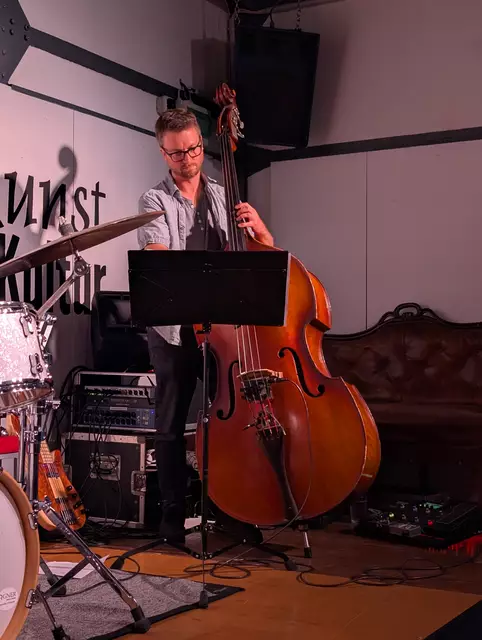 Der Trofaiacher Martin Reitmann sorgte am Kontrabass und E-Bass für die tiefen Töne. | Foto: Richard Kern