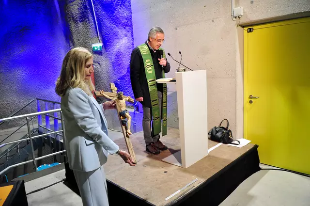 Dekan Dariusz segnete sowohl die Örtlichkeit als auch das Kruzifix – Bürgermeisterin Johanna Obojes-Rubatscher machte auch als Ministrantin gute Figur. | Foto: Hassl