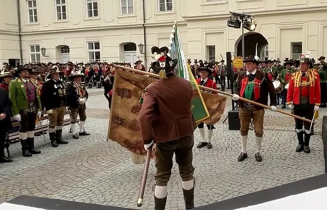 Tradition bei einer derartigen Anlass: Fahnengruß der Bundesstandarte an die neue Fahne. | Foto: Hassl