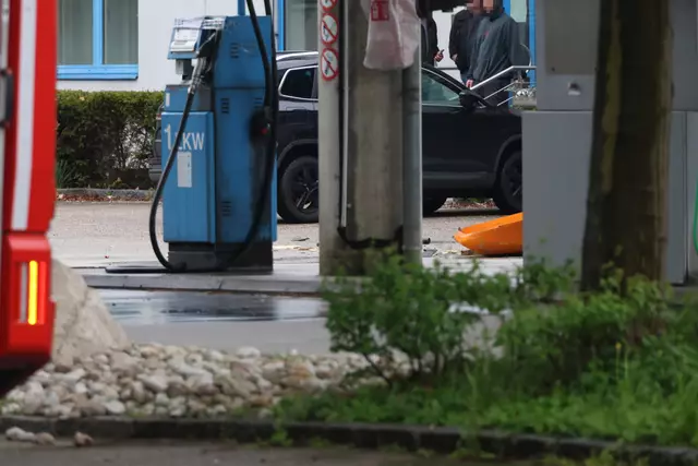 Ausgelaufene Batteriesäure im Welser Gewerbegebiet führte zum Gefahrstoffeinsatz von der Feuerwehr. | Foto: laumat.at