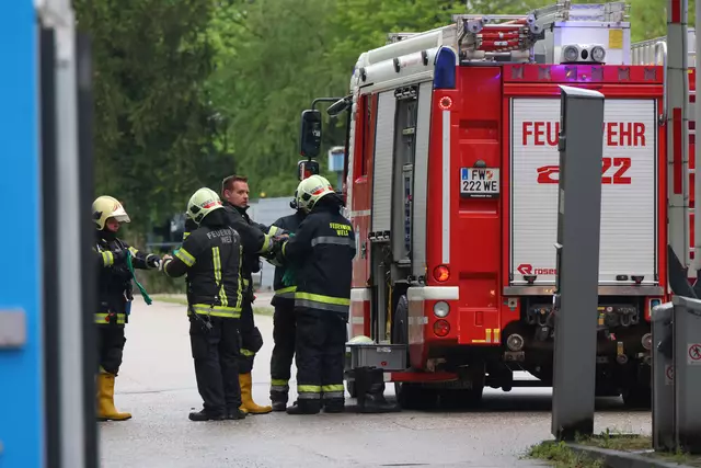 Ausgelaufene Batteriesäure im Welser Gewerbegebiet führte zum Gefahrstoffeinsatz von der Feuerwehr. | Foto: laumat.at