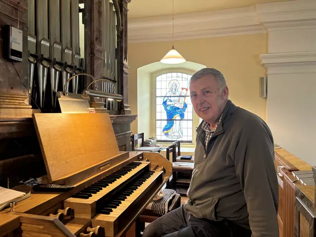 Ernst Mandl, Schneidermeister und leidenschaftlicher Organist aus Piringsdorf, lebt die Kunst des Handwerks und der Musik. | Foto: Rosenberger