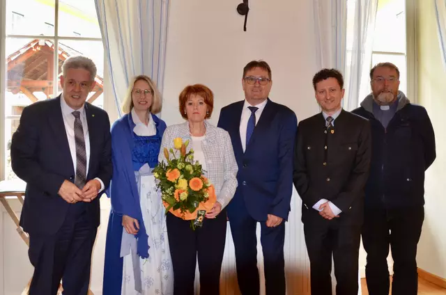 Landtagsabgeordneter Hermann Hauer, Vizebürgermeisterin Maria Gremel, Bürgermeister von Edlitz a.D Manfred Schuh mit Gattin Dagmar, Bürgermeister von Edlitz Thomas Ernst und Pfarrer Ulrich Dambeck (v.l). | Foto: Elisabeth Peinsipp