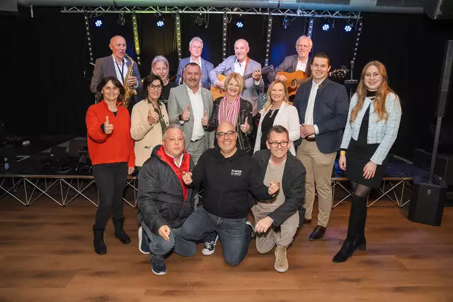 Das Organisationsteam rund um "Mr. Honky Tonk" Wolfgang Sorger (Mitte vorne) sowie zahlreiche Vertreterinnen und Vertreter aus Politik und Wirtschaft bei der Eröffnung im Brucker Dachbodentheater | Foto: Ekatarina Paller