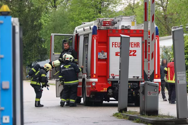 Ausgelaufene Batteriesäure im Welser Gewerbegebiet führte zum Gefahrstoffeinsatz von der Feuerwehr. | Foto: laumat.at