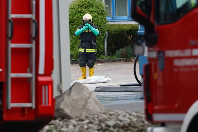 Ausgelaufene Batteriesäure im Welser Gewerbegebiet führte zum Gefahrstoffeinsatz von der Feuerwehr. | Foto: laumat.at