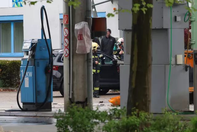 Ausgelaufene Batteriesäure im Welser Gewerbegebiet führte zum Gefahrstoffeinsatz von der Feuerwehr. | Foto: laumat.at