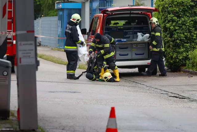 Ausgelaufene Batteriesäure im Welser Gewerbegebiet führte zum Gefahrstoffeinsatz von der Feuerwehr. | Foto: laumat.at