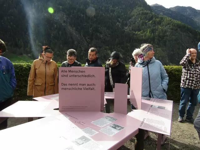 Interessierte AusstellungbesucherInnen können im Kreis gehend die Forschungsergebnisse mit Bildern und Texten lesen. | Foto: Tatschl