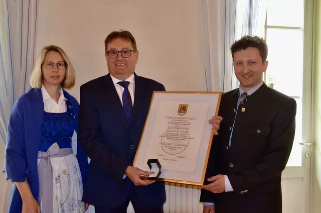Bürgermeister a.D Manfred Schuh bekam den „Goldenen Ehrenring“, für seine langjährige Tätigkeit in der Marktgemeinde Edlitz, von Bürgermeister Thomas Ernst und Vizebürgermeisterin Maria Gremel verliehen. | Foto: Elisabeth Peinsipp 
