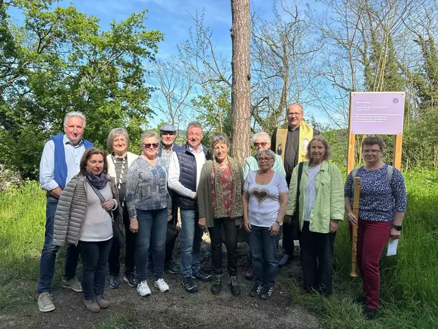  Unter strahlendem Sonnenschein und in der beeindruckenden Kulisse der Burg Gars wurde am Samstag feierlich der „Weg des Trostes“ eröffnet. Edith Eichwalder begrüßte zahlreiche Gäste, darunter Vertreterinnen und Vertreter der Gemeinde, Bürgermeister Ing. Martin Falk sowie Pfarrer Robert Bednarski, die gemeinsam diesen besonderen Moment feierten. | Foto: Manuela Danzinger