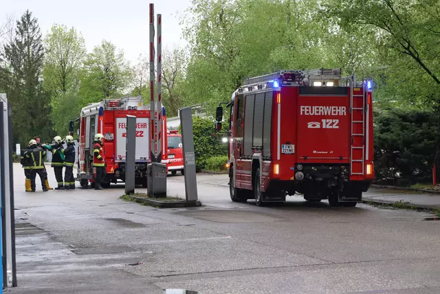 Ausgelaufene Batteriesäure im Welser Gewerbegebiet führte zum Gefahrstoffeinsatz von der Feuerwehr. | Foto: laumat.at