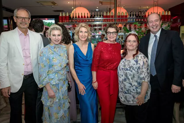 Freuten sich über einen rundum gelungenen Ballabend:  Moderatorin Martina Klementin,  Lebenshilfe-GF Silke Ehrenbrandtner, Landesrätin Beate Prettner, Co-Moderatorin Conni Novak, Lebenshilfe-Präsident Anton Henckel-Donnersmarck.