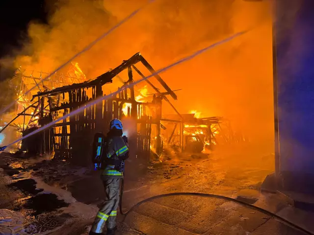 Feuerwehrleute aus Schönwies und umliegenden Gemeinden kämpfen gegen die Flammen, die drei Gebäude vollständig zerstörten.​ | Foto: zoom.tirol