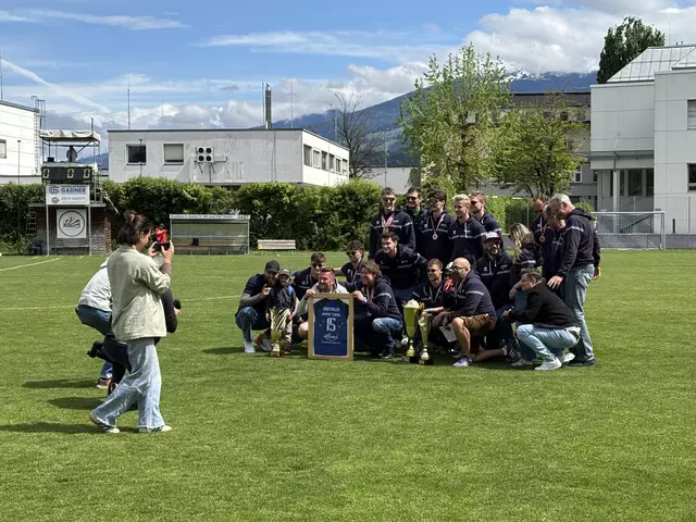 Pokale, Medaillen und viel Applaus für den Triple-Champion HYPO Tirol Volleyballteam auf dem ASKÖ-Platz. | Foto: MeinBezirk