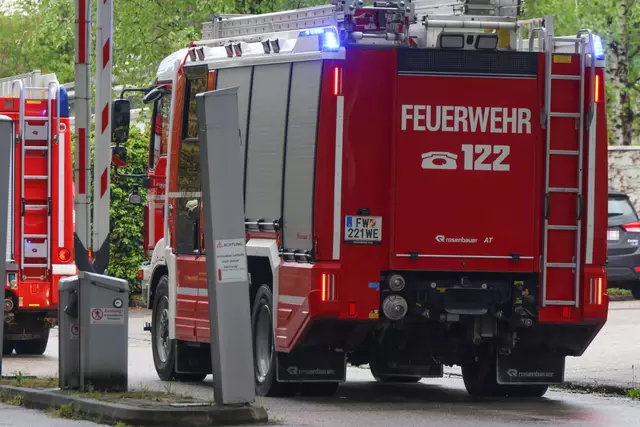 Ausgelaufene Batteriesäure im Welser Gewerbegebiet führte zum Gefahrstoffeinsatz von der Feuerwehr. | Foto: laumat.at