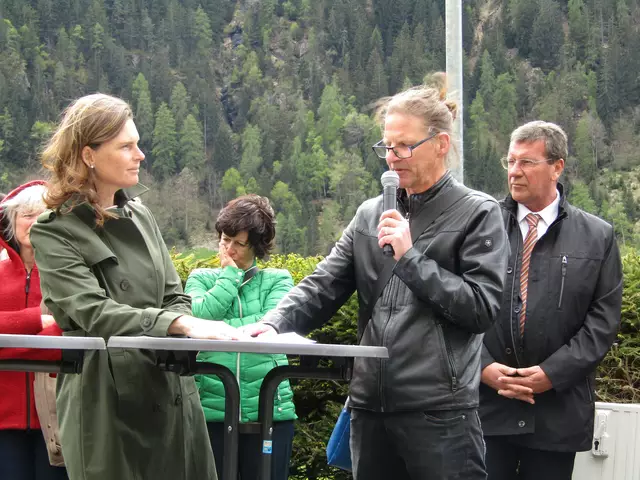 Edith Hessenberger (Ötztal Museen), Oliver Seifert (Kurator) und der Bürgermeister von Umhausen Jakob Wolf bei der Eröffnungsrede.  | Foto: Tatschl