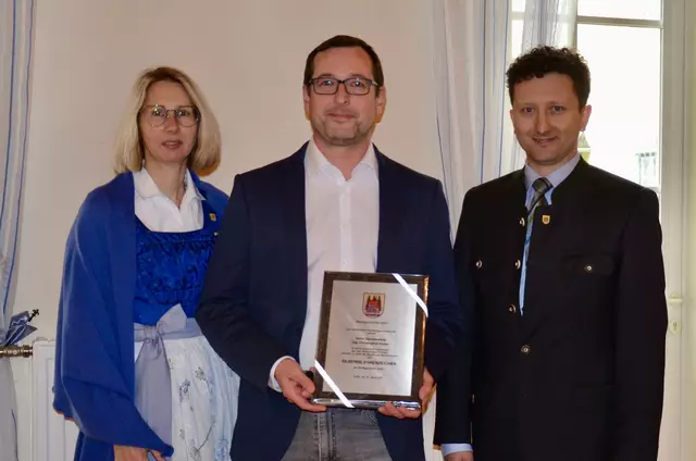 Christopher Kader bekam den Ehrenring der Marktgemeinde Edlitz verliehen. | Foto: Elisabeth Peinsipp