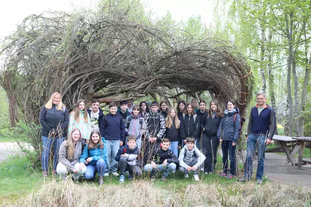 v.li.n.re. vorne: Pia Müllner, Emily Zottl, Marcel Kronister, Lukas Weidenauer, Tobias Stöcklhuber
1. R. stehend: Klassenlehrerin Irene Kubin, Marie Meneder, Fabian Weidenauer, Felix Winter, Raphael Jäger, Hannah Fichtenbauer, Sonja Lang, Robert Hahn, Sophie Huber, Klara Rosenkranz, Juliane Führer, Carolina Trautenberger, Marie Kramel,  Elisabeth Höbartner-Gußl (KLAR! Waldviertler Kernland), Christoph Fach (Ökokreis) 
hinten: Niklas Holba, Jakob Prenner, Josefine Lackner, Anika Fischer
 | Foto: Cornelia Bernleitner