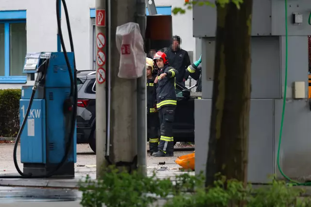 Ausgelaufene Batteriesäure im Welser Gewerbegebiet führte zum Gefahrstoffeinsatz von der Feuerwehr. | Foto: laumat.at
