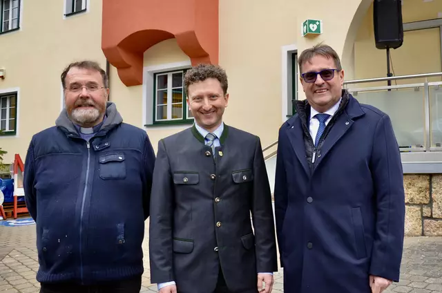 Pfarrer Ulrich Dambeck mit Bürgermeister Thomas Ernst und dem ehemaligen Bürgermeister Manfred Schuh. | Foto: Elisabeth Peinsipp