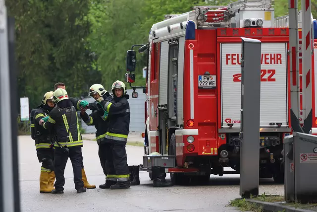 Ausgelaufene Batteriesäure im Welser Gewerbegebiet führte zum Gefahrstoffeinsatz von der Feuerwehr. | Foto: laumat.at