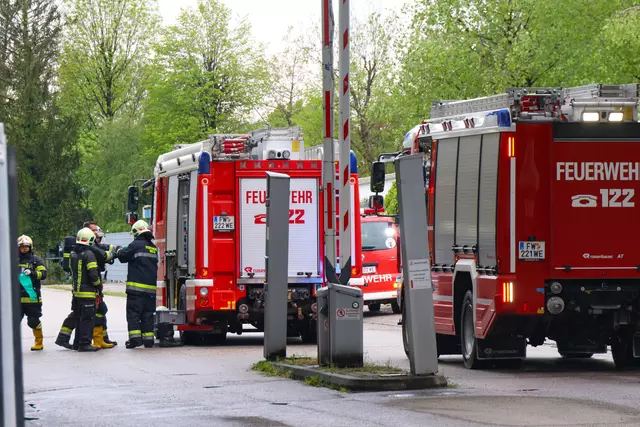 Ausgelaufene Batteriesäure im Welser Gewerbegebiet führte zum Gefahrstoffeinsatz von der Feuerwehr. | Foto: laumat.at