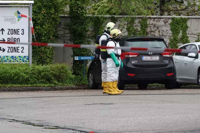 Ausgelaufene Batteriesäure im Welser Gewerbegebiet führte zum Gefahrstoffeinsatz von der Feuerwehr. | Foto: laumat.at