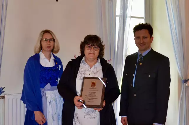 Veronika Schwarz bekam den Ehrenring der Marktgemeinde Edlitz verliehen. | Foto: Elisabeth Peinsipp 