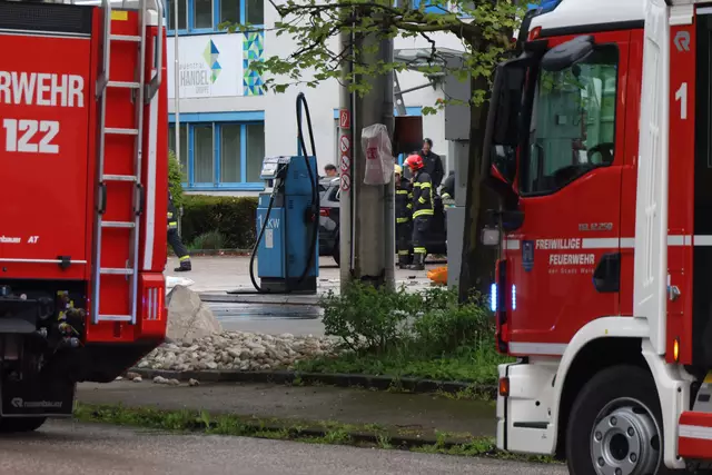 Ausgelaufene Batteriesäure im Welser Gewerbegebiet führte zum Gefahrstoffeinsatz von der Feuerwehr. | Foto: laumat.at