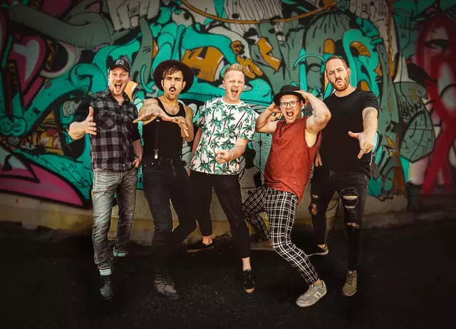 Fünf Schweizer Burschen sorgen als die Band "Die Fäaschtbänkler" für mitreißende Sounds und schlagfertige Texte. | Foto: Die Fäaschtbänkler