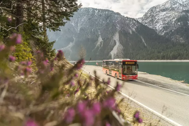Die Buslinie entlang des Plansees in Richtung Ammerwald-Graswangtal und Ettal wird gut genutzt. | Foto: Simon Bauer