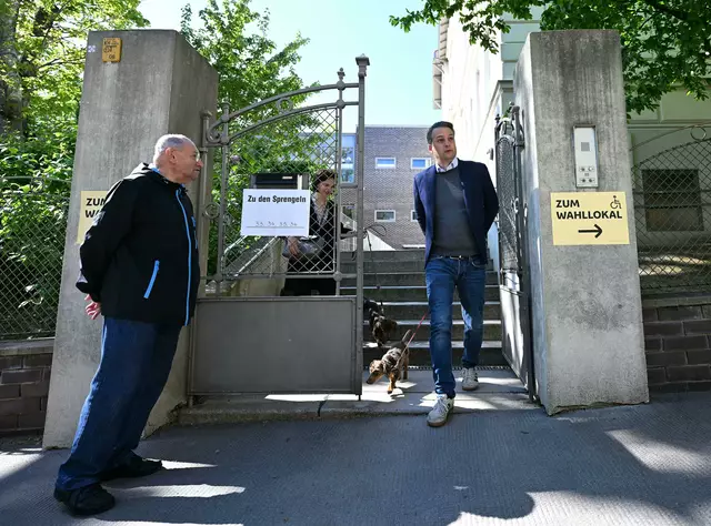 Dominik Nepp am Weg zum Wahllokal. Auch hier sind die Dackel mit dabei. | Foto: HELMUT FOHRINGER / APA / picturedesk.com