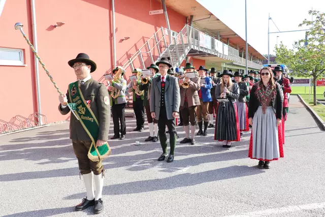 Die Generalversammlung des Steirischen Blasmusikverbandes richtete der Musikbezirk Graz-Nord unter Obmann Johann Kolleger aus. Als Begrüßung für Abordnungen der steirischen Blasmusikvereine und zahlreicher Persönlichkeiten aus Politik, Bundesheer, Volkskultur und Verwaltung formierte sich eine Projekt-Blaskapelle mit Musikern aus allen Musikvereinen des Musikbezirks Graz-Nord.  Unter der Leitung von Bezirkskapellmeister Erwin Dexer eröffneten die Musiker den Empfang mit dem 47er Regimentsmarsch.  | Foto: Edith Ertl