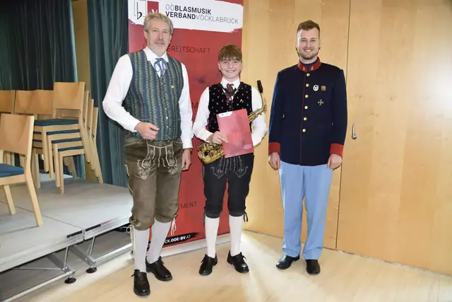 Bezirksobmann Harald Kroiss mit Bastian Reischenböck und Bezirkskapellmeister Michael Lettner | Foto: OÖBV Vöcklabruck