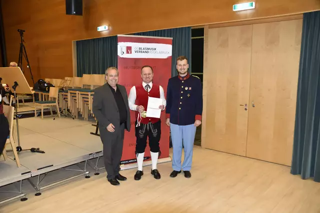 Juryvorsitzender Andreas Simbeni mit Kapellmeister Alois Moosleitner von der Trachtenmusikkapelle Frankenburg und Bezirkskapellmeister Michael Lettner | Foto: OÖBV Vöcklabruck