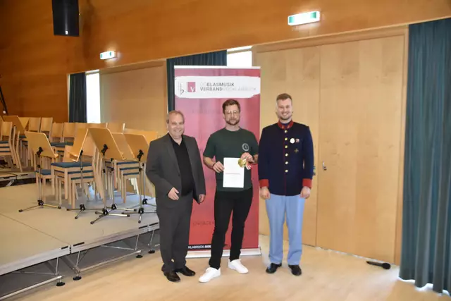 Juryvorsitzender Andreas Simbeni mit Kapellmeister Simon Schlager vom Jugendorchester Gampern und Bezirkskapellmeister Michael Lettner | Foto: OÖBV Vöcklabruck