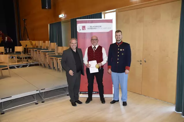Juryvorsitzender Andreas Simbeni mit Kapellmeister Roland Kastner von der Trachtenmusikkapelle Pöndorf und Bezirkskapellmeister Michael Lettner | Foto: OÖBV Vöcklabruck