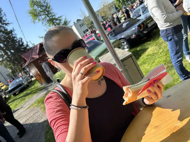 Klassiker: Bier &amp; Hotdog. | Foto: Zezula