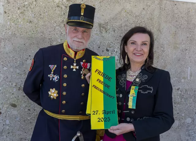 Der Obmann des Vöcklabrucker Bürgerkorps,  Herbert Feilmayr, Generalmayor in Tradition, und
Herta Margarete Habsburg-Lothringen, die Gründerin und Präsidentin der 'Flamme des Friedens"