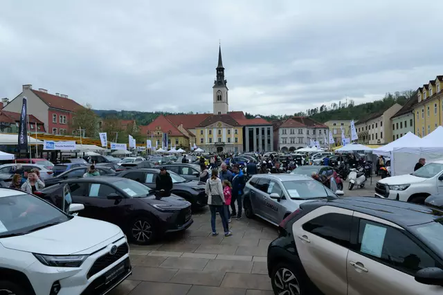 Mehr als 150 Fahrzeuge von 15 regionalen Autohäusern waren bei der Autoschau am Brucker Hauptplatz ausgestellt.