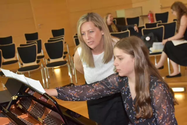 Michaela Hofstetter mit Lehrerin Doris Grufeneder.  | Foto: Robert Zinterhof