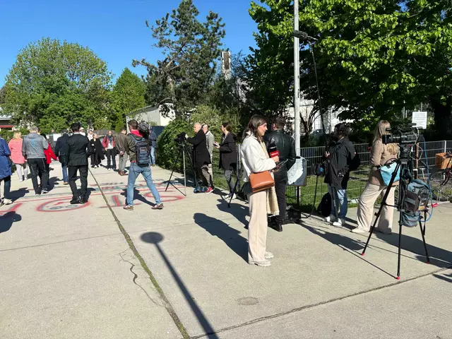 Medienrummel vor Floridsdorfer Volksschule kurz vor 9:30 Uhr. Doch warum? | Foto: MeinBezirk