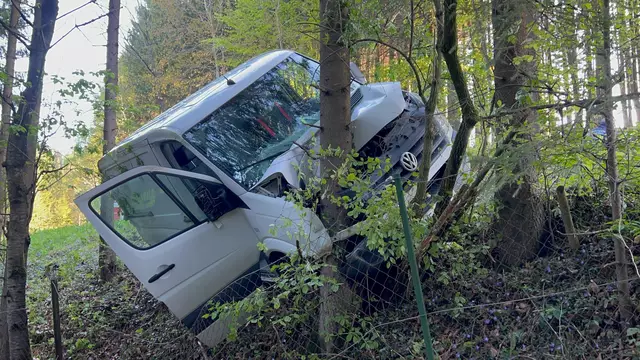 Eine zufällig vorbeikommende Autofahrerin entdeckte das verunfallte Fahrzeug und verständigte sofort die Einsatzkräfte. | Foto: DOKU NÖ