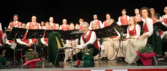 In der Kirschenhalle übernahm Kapellmeister Johann Hirzberger den Taktstock und eröffnete die Festversammlung musikalisch mit dem Musikverein Frohnleiten und dem "Festlichen Einzug" von Siegmund Andraschek.  | Foto: Edith Ertl