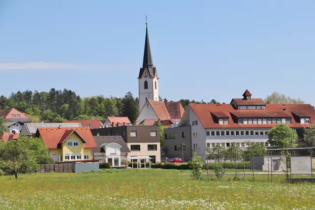 Blick auf die Kirche von Hitzendorf von der Kirschenhalle aus. | Foto: Edith Ertl