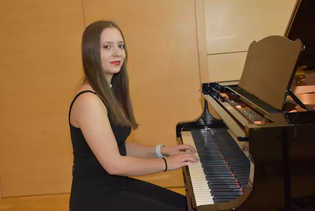 Laura Koch. Der Kulturverein Waldhausen mit Obfrau Magdalena Eder bot herausragenden jungen Musikerinnen und Musikern aus dem Strudengau, dem angrenzenden Waldviertel und Mostviertel in Zusammenarbeit mit der Landesmusikschule Grein ein großes Konzert-Podium.  | Foto: Robert Zinterhof