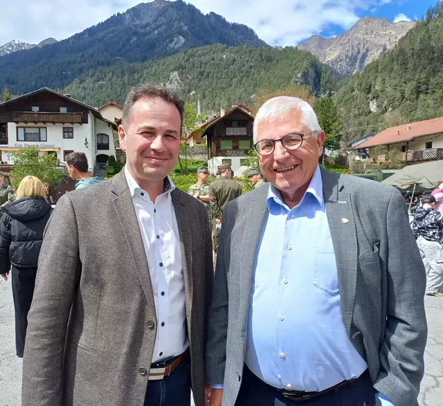 Bgm. Daniel Patscheider von Ried mit dem Altbgm. von Pfunds Gerhard Witting  | Foto: Monika Hammerl