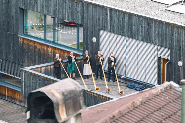 Auch Alphörner spielten von der Volksschule aus fürs Dorf | Foto: Pernsteiner